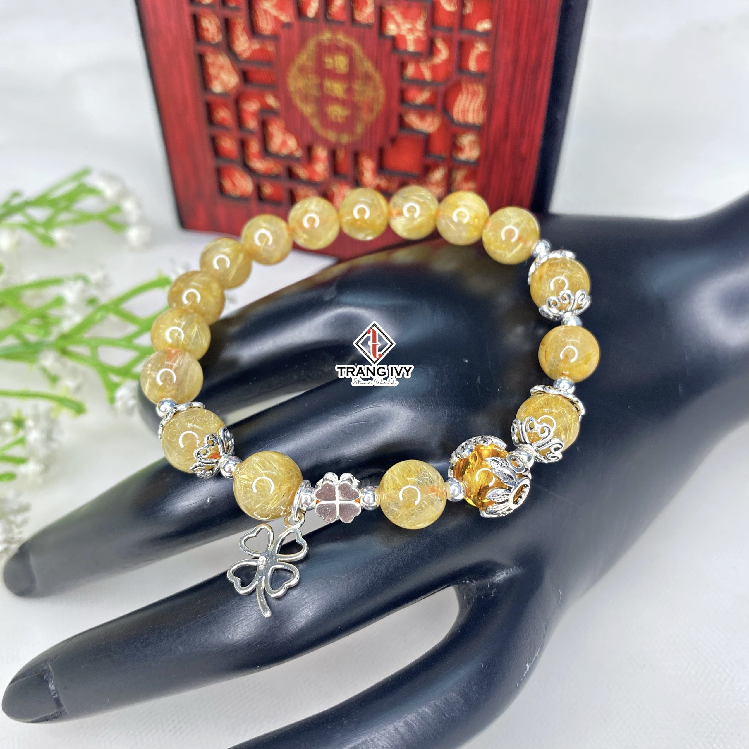 Vòng Tay Thạch Anh Tóc Vàng Mix Charm Cỏ Bốn Lá