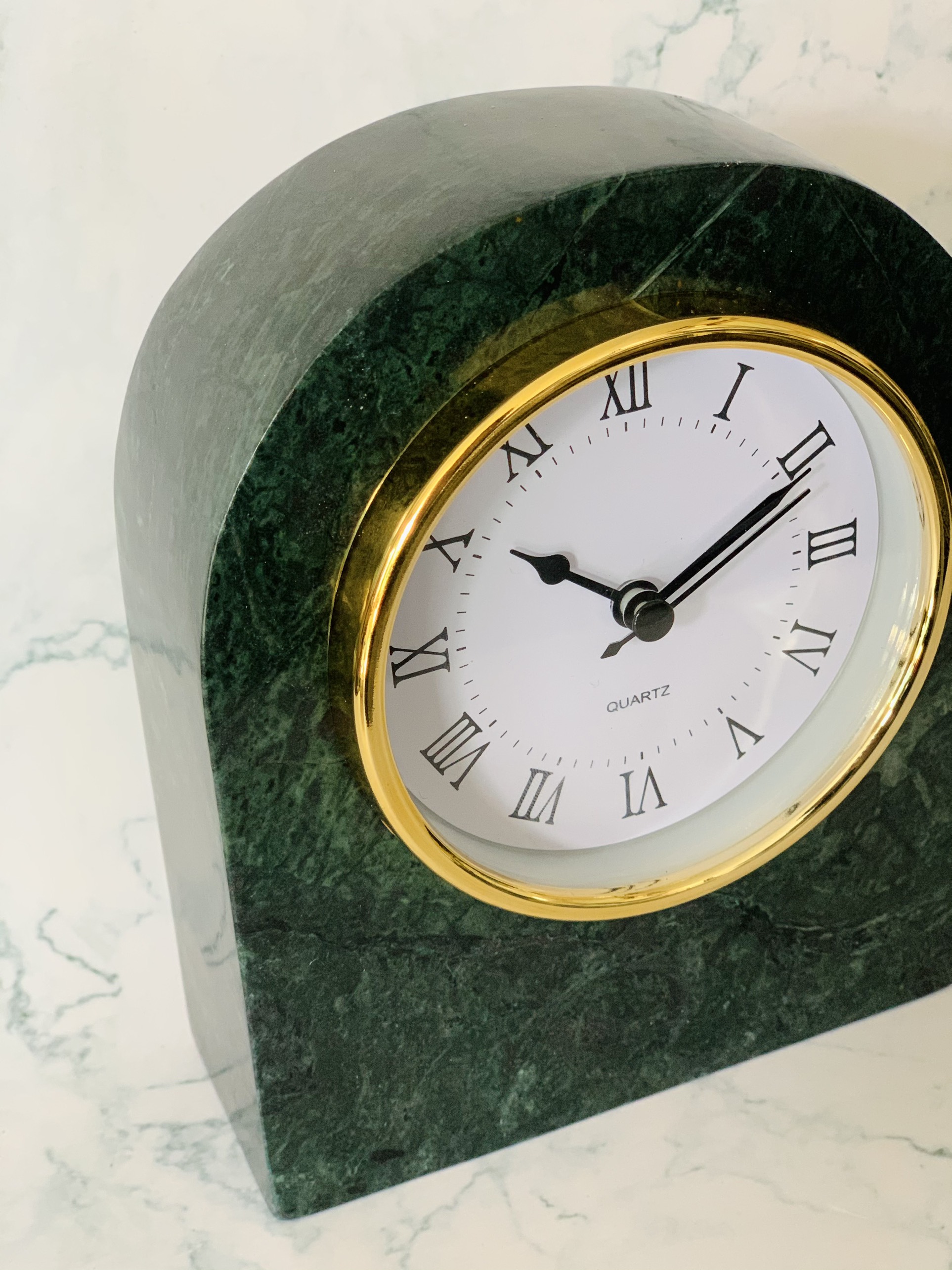 Đồng hồ để bàn xanh ấn hình bầu dục - đá marble tự nhiên