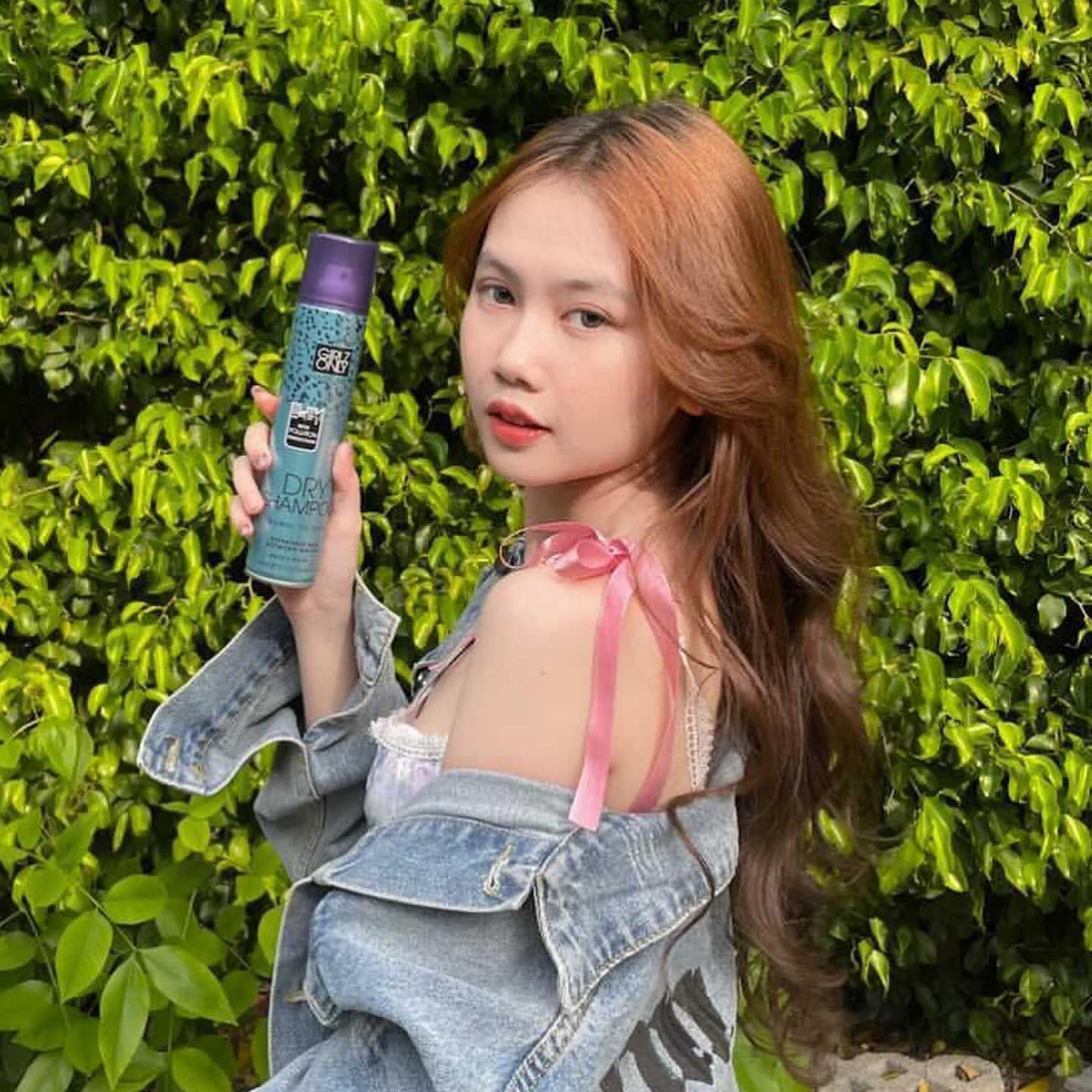 Dầu Gội Khô Girlz Only Xịt Tóc Gội Đầu Khô Dry Shampoo (Xanh) Không Bết Sạch Dầu Bồng Bềnh 200ml/Chai