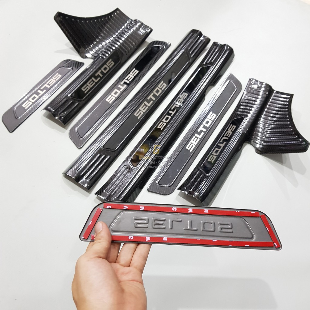 Ốp bậc cửa, nẹp bước chân trong, ngoài Carbon xe Kia Seltos 2020- 2021- 2022, vân cacbon cao cấp