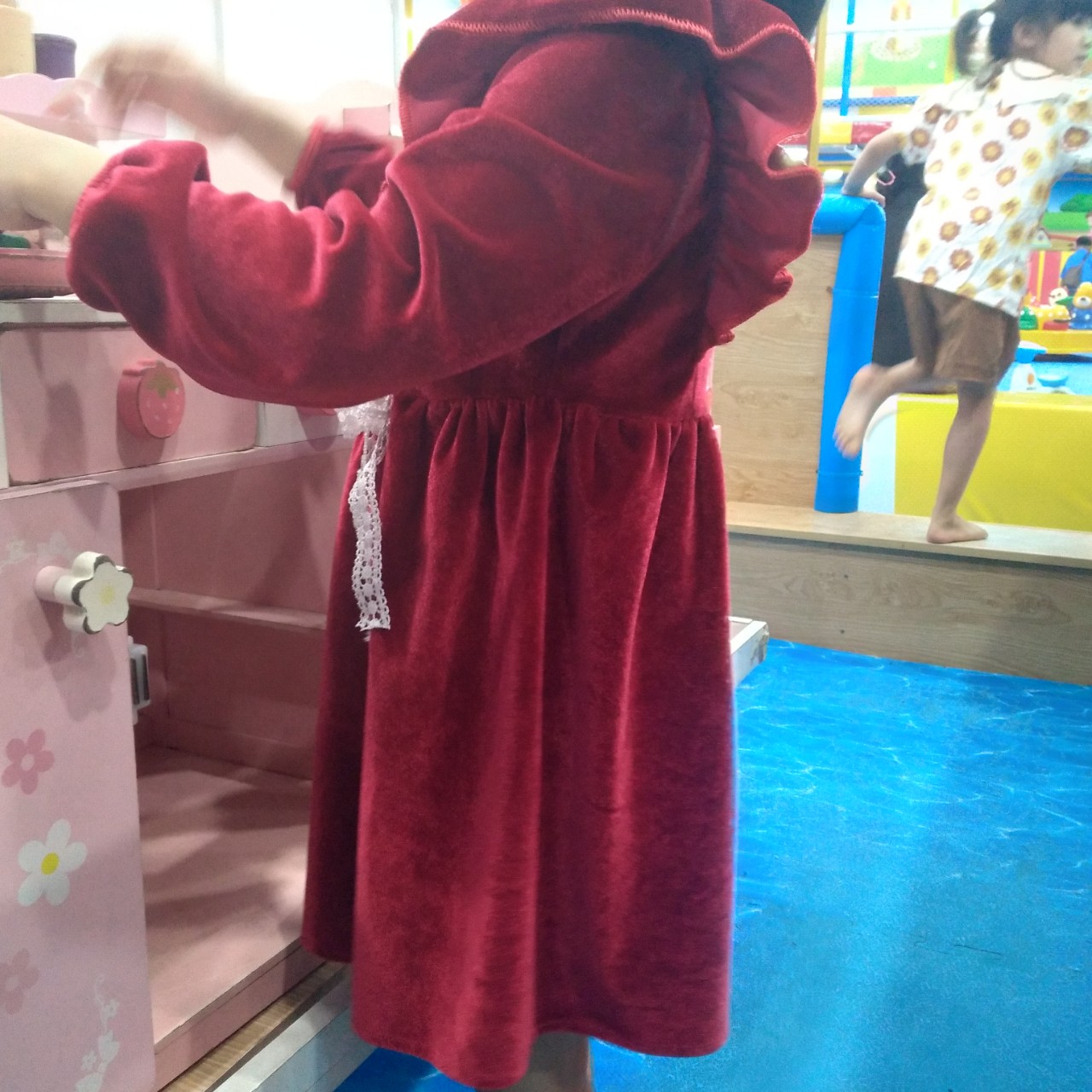 Váy đầm nhung đỏ dài tay bé gái diện Tết Noel siêu sang