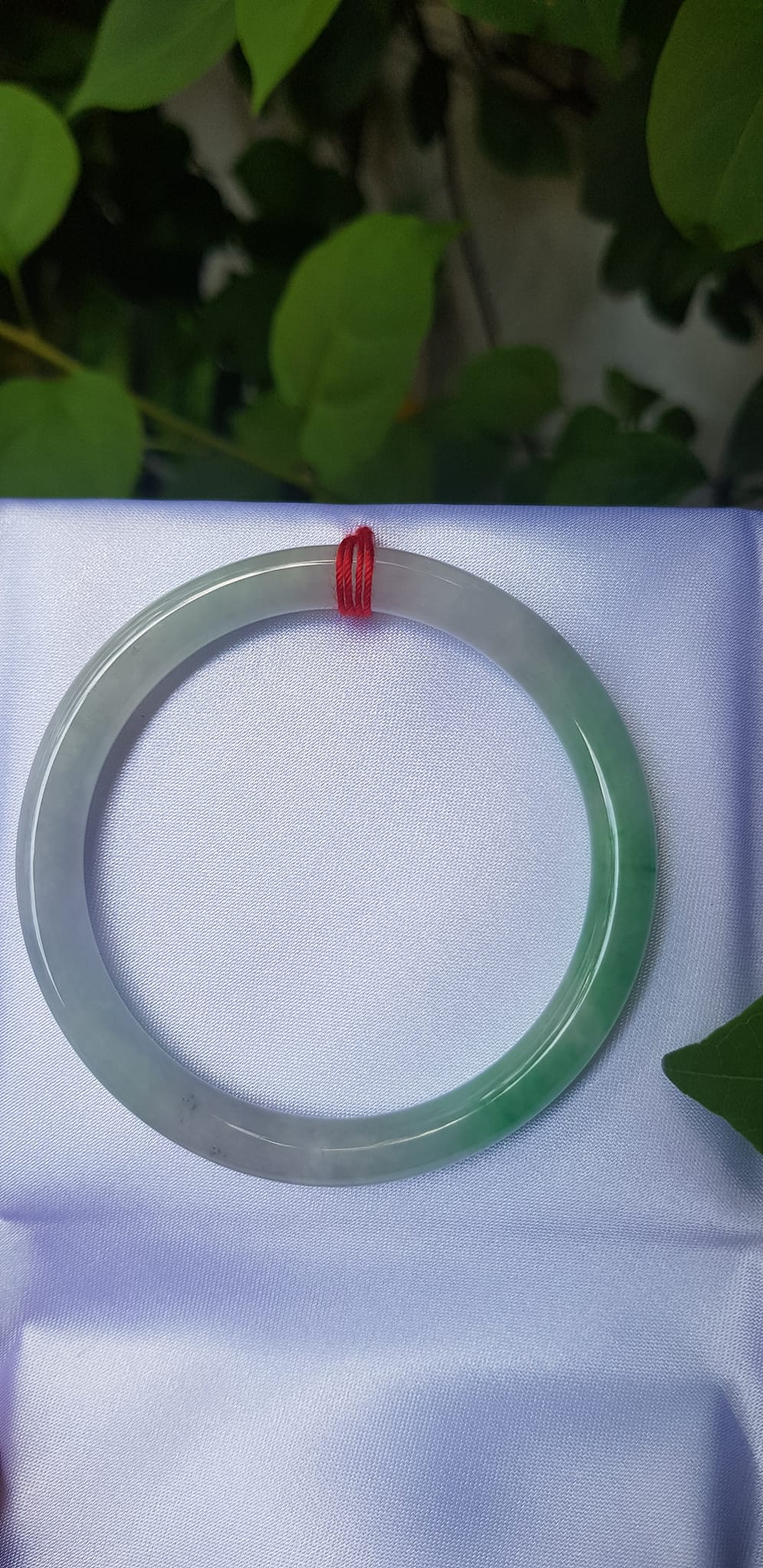 Vòng tay đá cẩm thạch tự nhiên TR Lý A 50mm x cọng nhỏ 6,2mm Màu trắng bóng xanh lý đậm 1 bên bóng đẹp Nữ 50kg - 55kg đeo ạ
