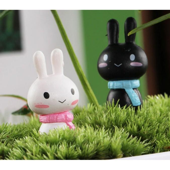 Combo 01 Đôi thỏ LINE quấn khăn trắng và đen để trang trí nhà búp bê, bonsai