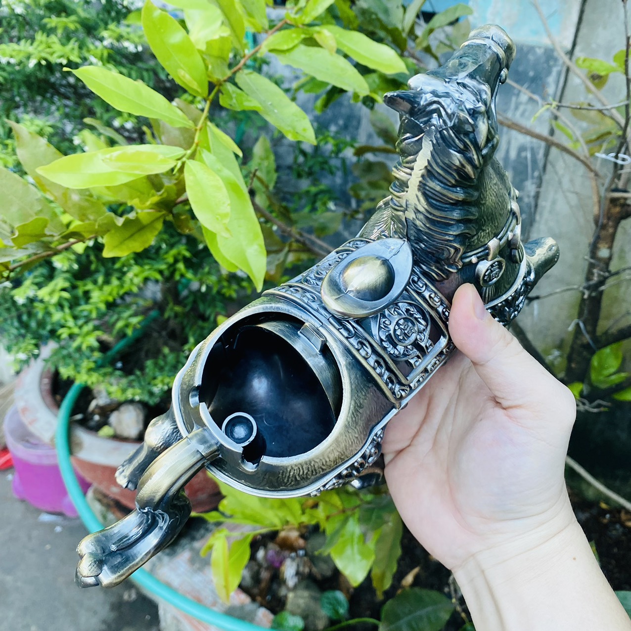 Gạt tàn thuốc mã đáo thành công hợp kim đồng Hoàng Gia họa tiết thủ công tinh xảo cao cấp sang trọng