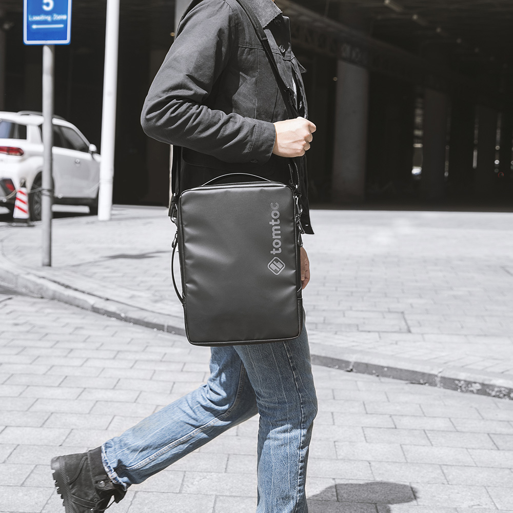 TÚI ĐEO CHÉO TOMTOC URBAN CODURA SHOULDER BAGS FOR ULTRABOOK 15″ BLACK - Hàng Chính Hãng (H14-E02D)