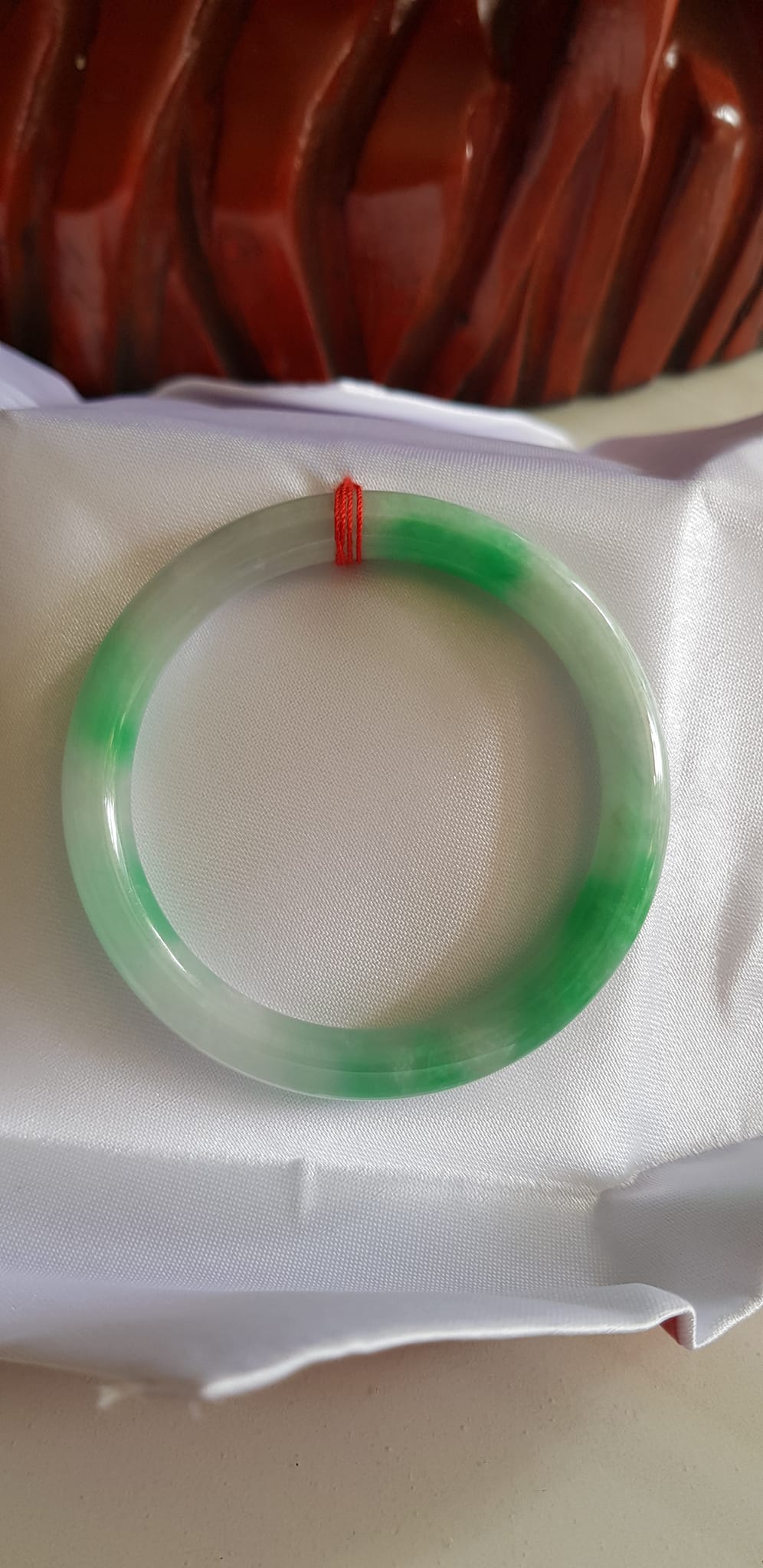 Vòng Cẩm Thạch tự nhiên mới TR LÝ  IC 49mm x cọng 7mm Vòng màu trắng xanh lý tươi đẹp nữ tay nhỏ 40kg - 49kg đeo rẻ đẹp ạ