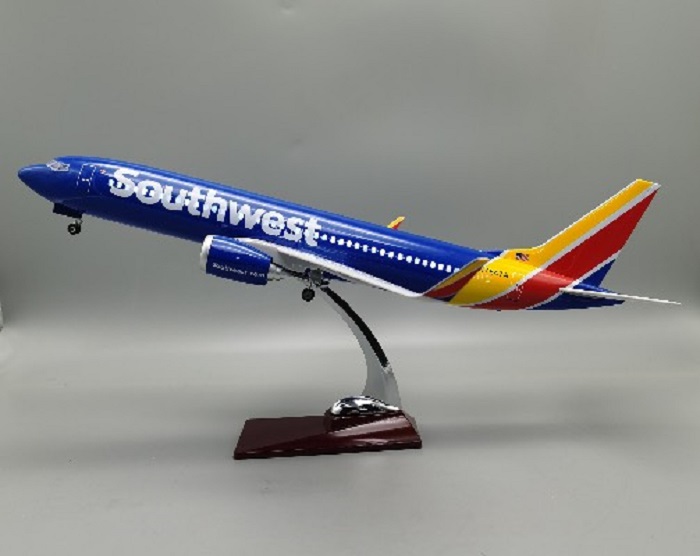 Mô hình máy bay Southwest B737 có bánh xe và led 47cm