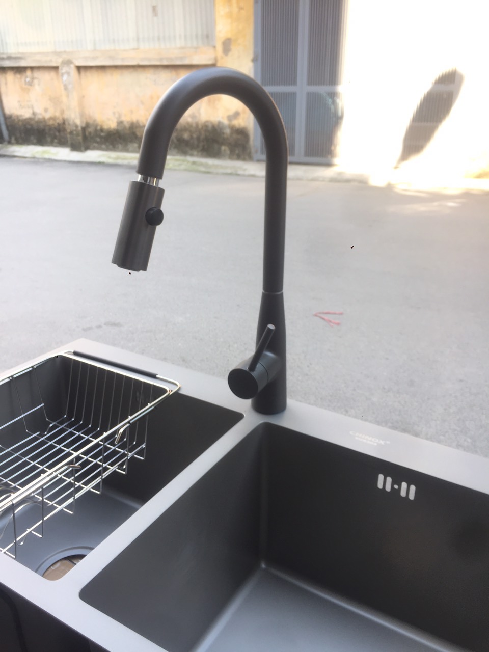 COMBO chậu rửa bát inox màu ghi xám + vòi rút tăng áp ghi xám CHINOX sang trọng độc đáo