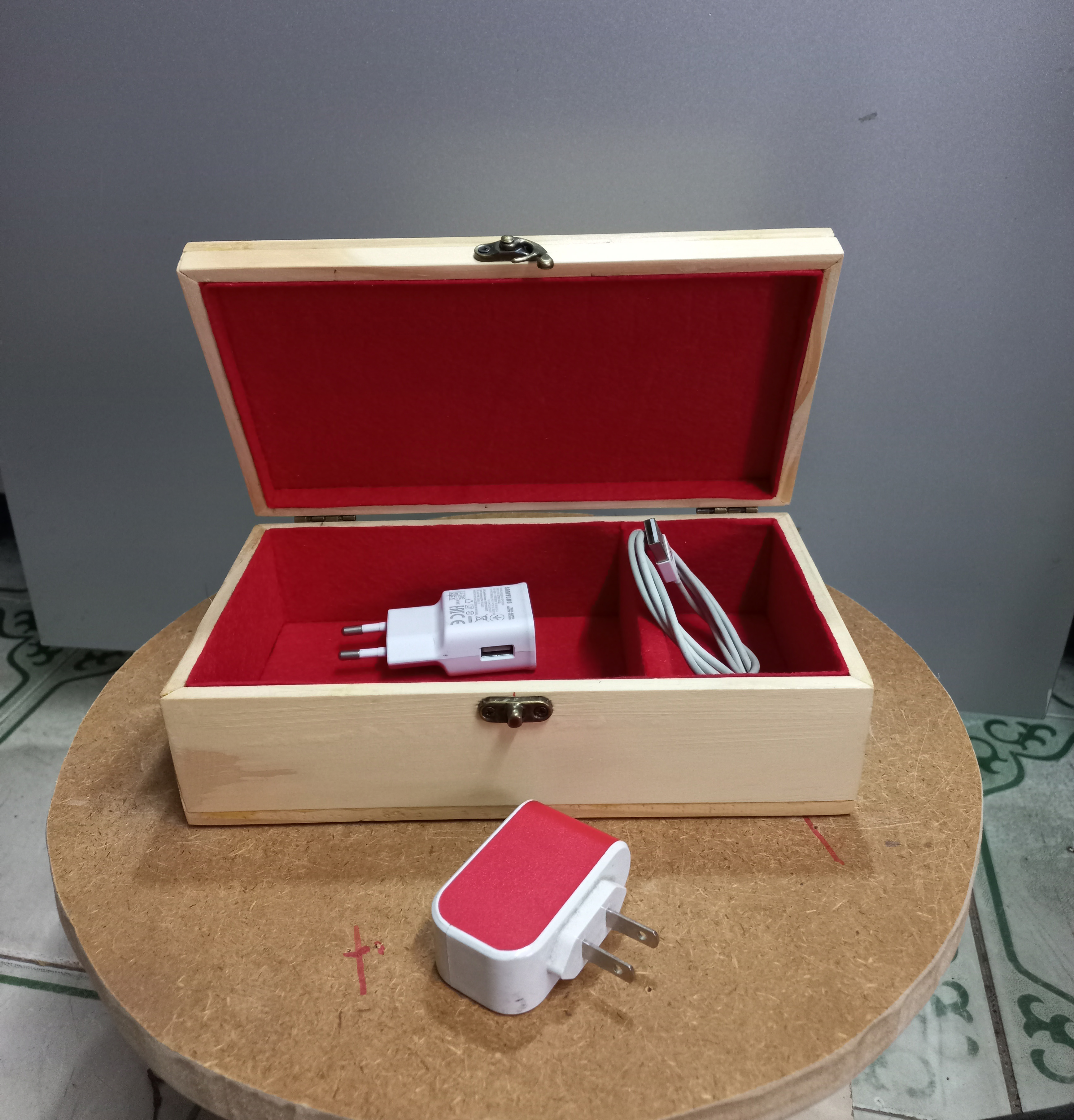 Hộp gỗ thông chữ nhật đựng đồ linh tinh trên bàn làm việc.