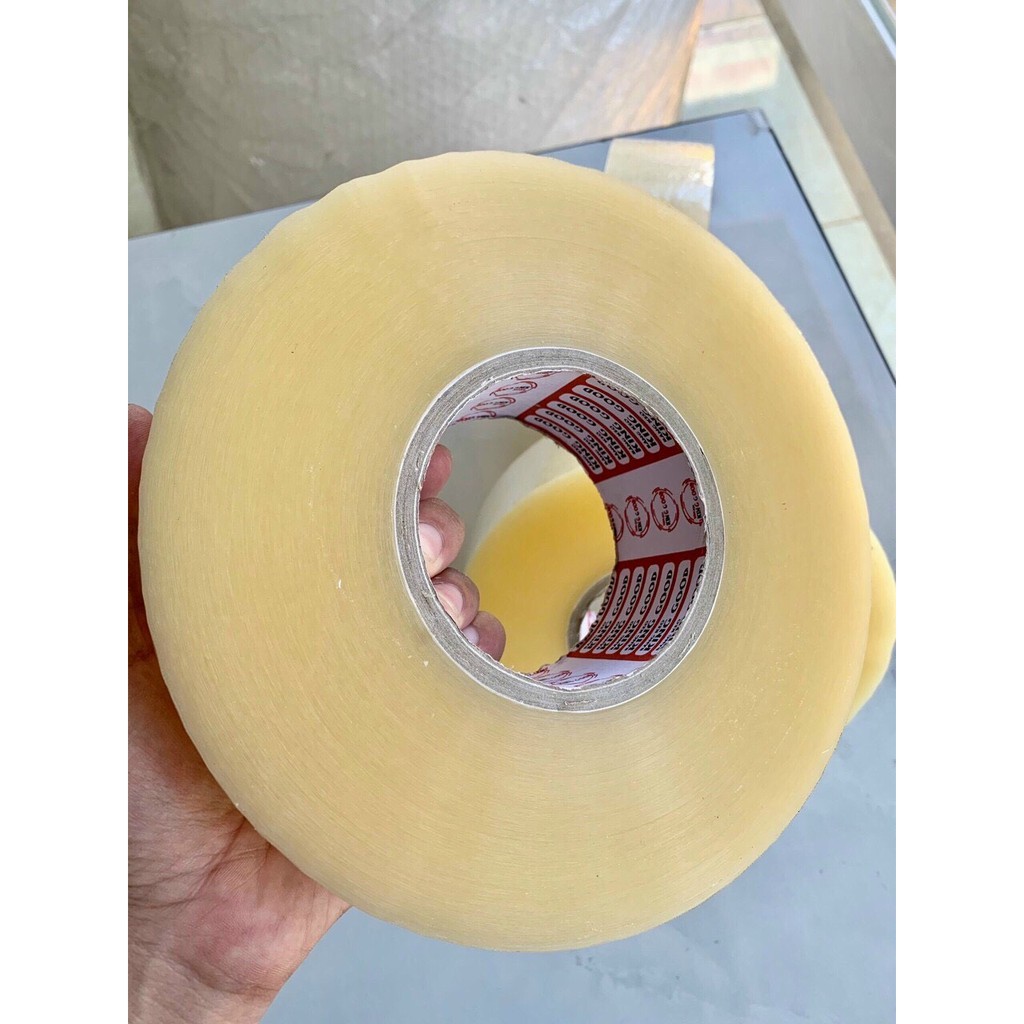 Cuộn băng keo trong gói hàng loại 500g bản 4,8cm.