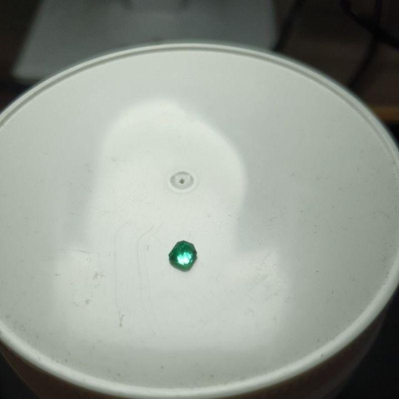 025-đá lục bảo thiên nhiên