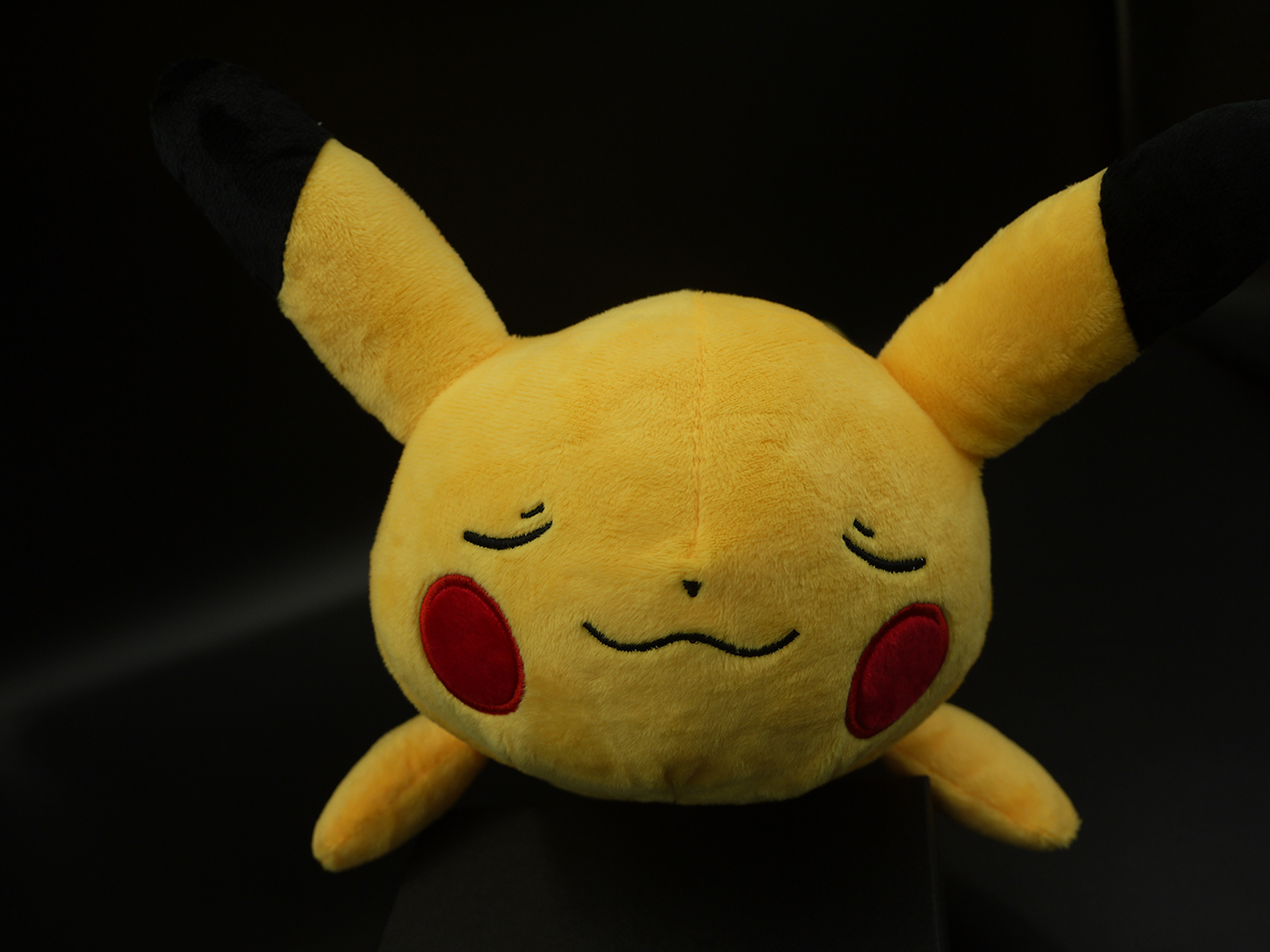 Gấu Bông/ Thú Nhồi Bông Pokemon PIKACHU Nằm 38 cm (Tặng kèm móc khóa da bò thật màu ngẫu nhiên) BA00149