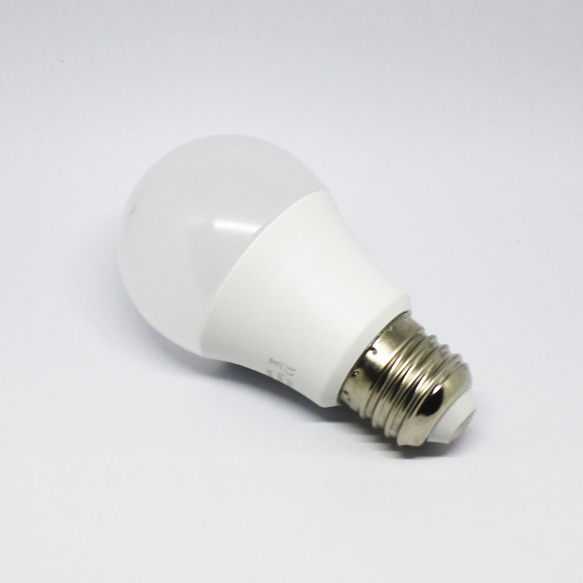 01 cái bóng đèn Led dạng bulb đuôi tròn E27, 5W, 220VAC - Kín nước - Ánh sáng Vàng