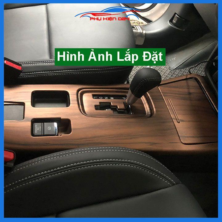 Ốp nội thất Outlander 2018-2019-2020-2021-2022 phanh tay điện tử vân gỗ chống xước làm đẹp xe