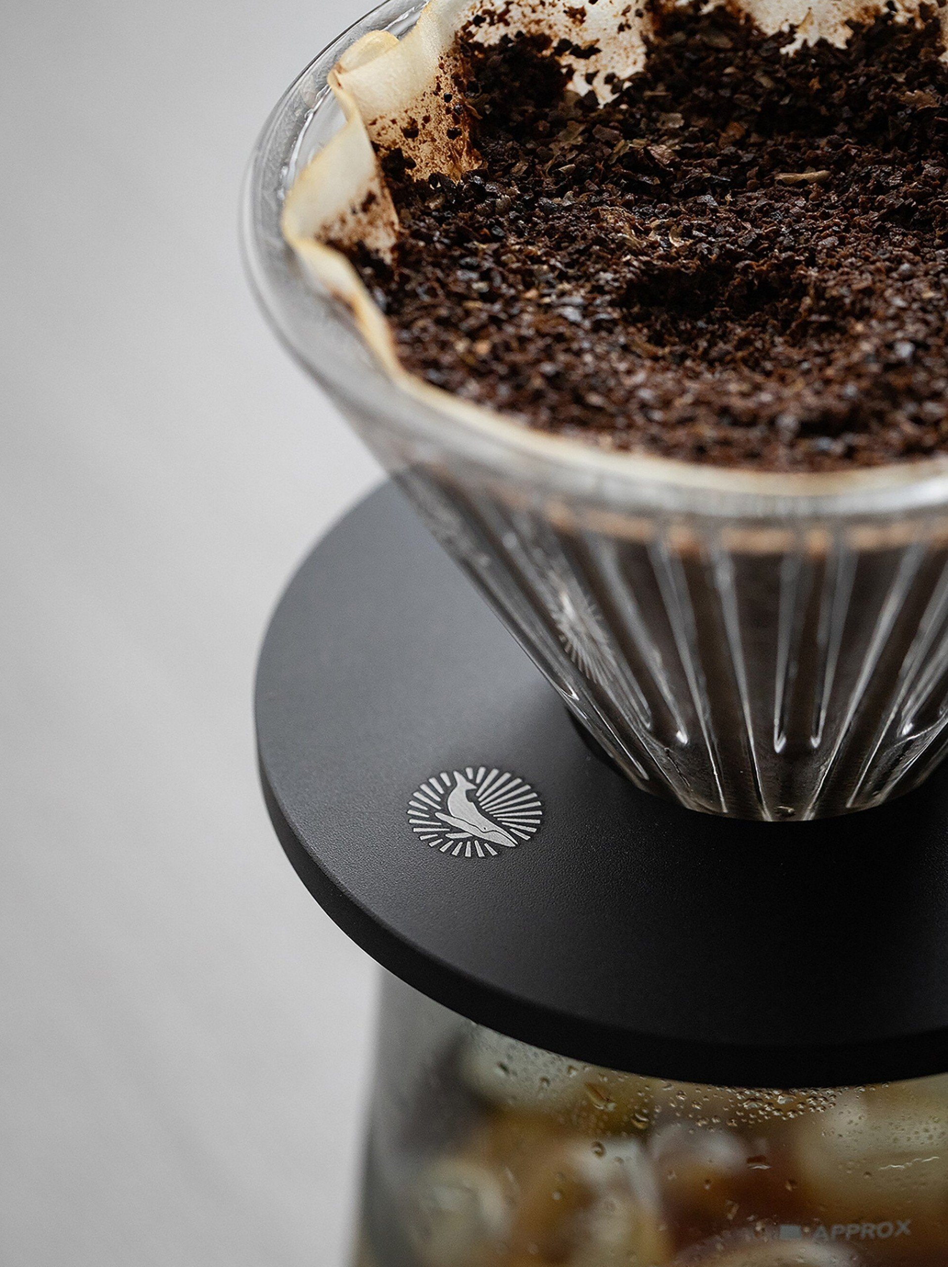 Phễu thuỷ tinh V60 rãnh thẳng đế nhôm Cafede Kona