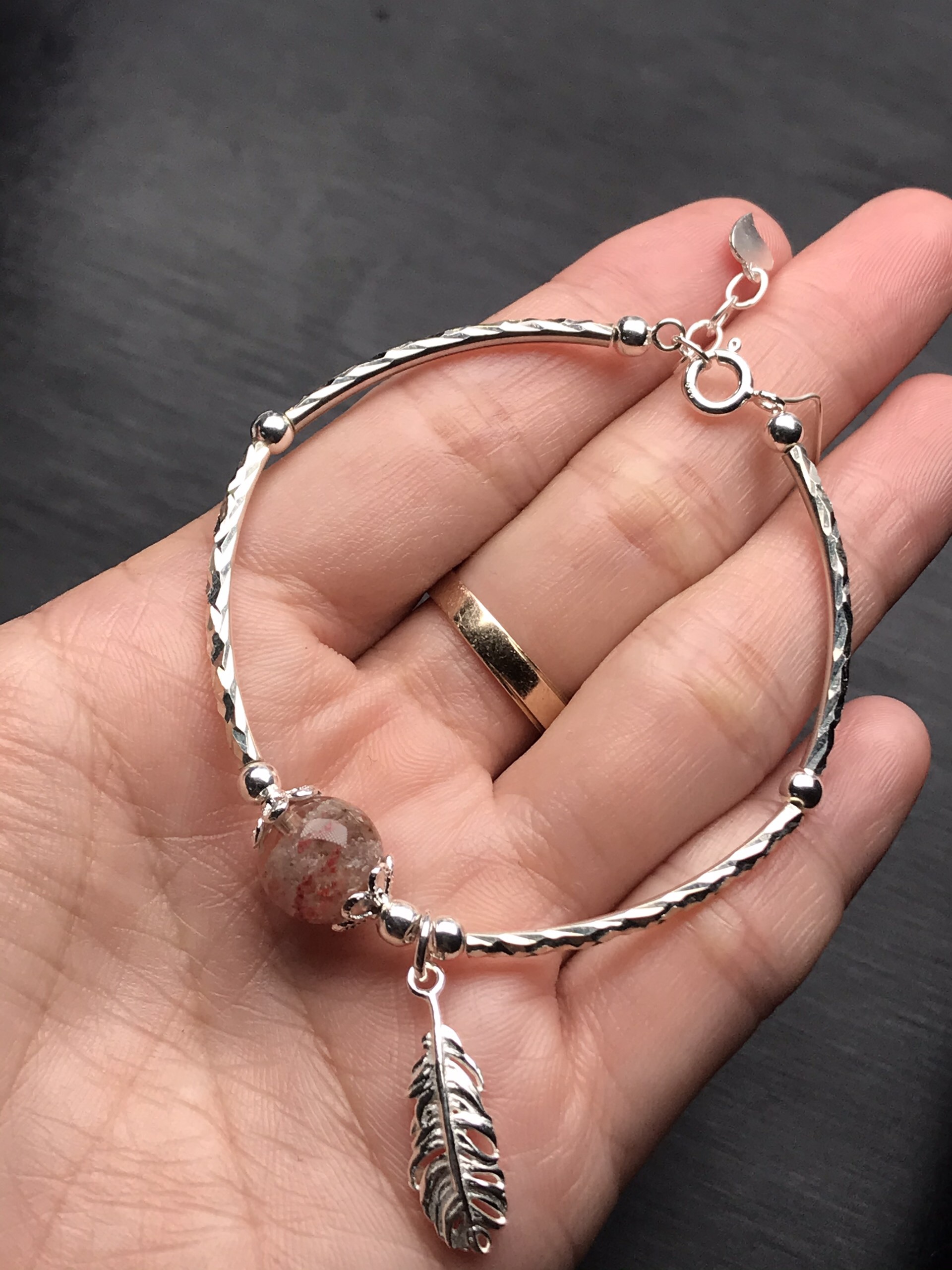 Vòng tay hạt đá ưu linh ngũ sắc 10 mm charm bạc
