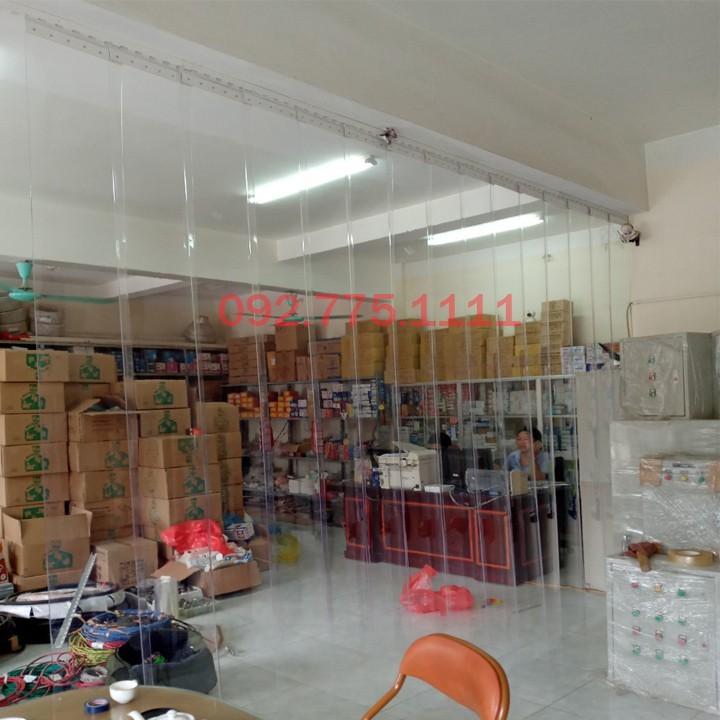 Rèm nhựa trong suốt ngăn lạnh điều hòa.