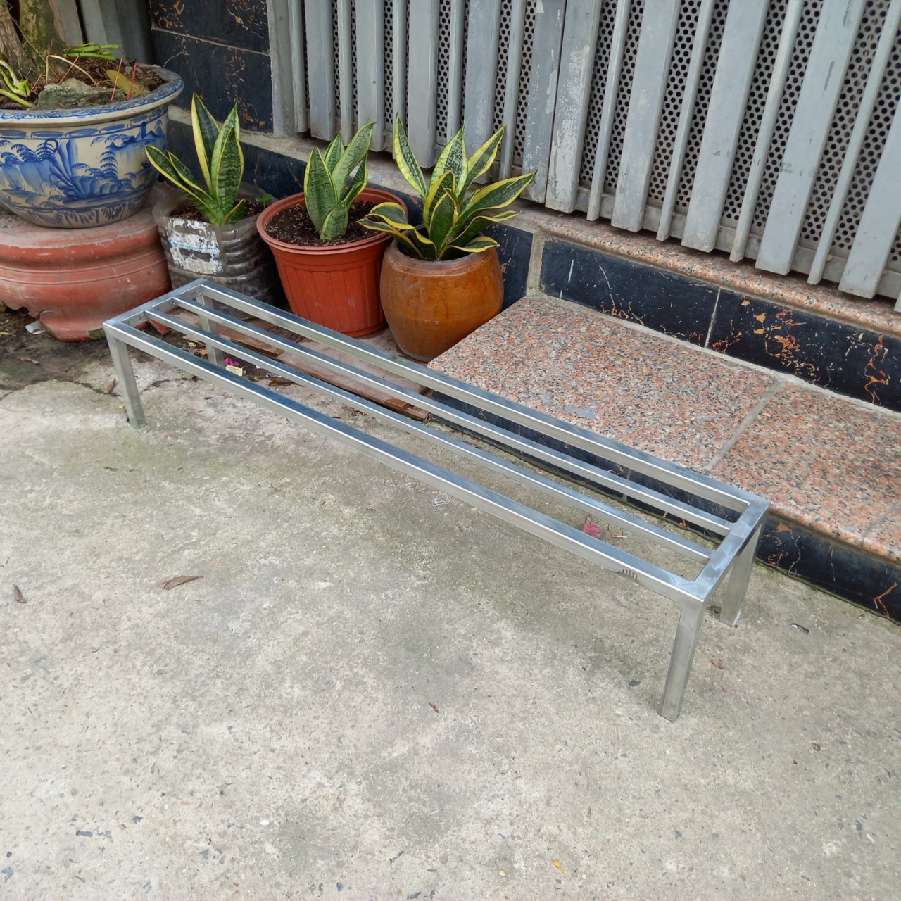 Kệ sắt đỡ chậu cây Dài 100cm, Rộng 20cm, Cao cm, hộp thép 20*20mm mạ kẽm, chân có nút nhựa chống trượt, dùng để kê đồ, kê chậu rau, kê chậu hoa