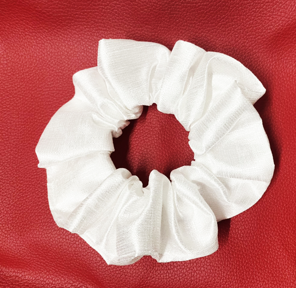 Cột tóc scrunchies vải dày màu kem cực sang, đeo cột tóc đều đẹp - loại big size
