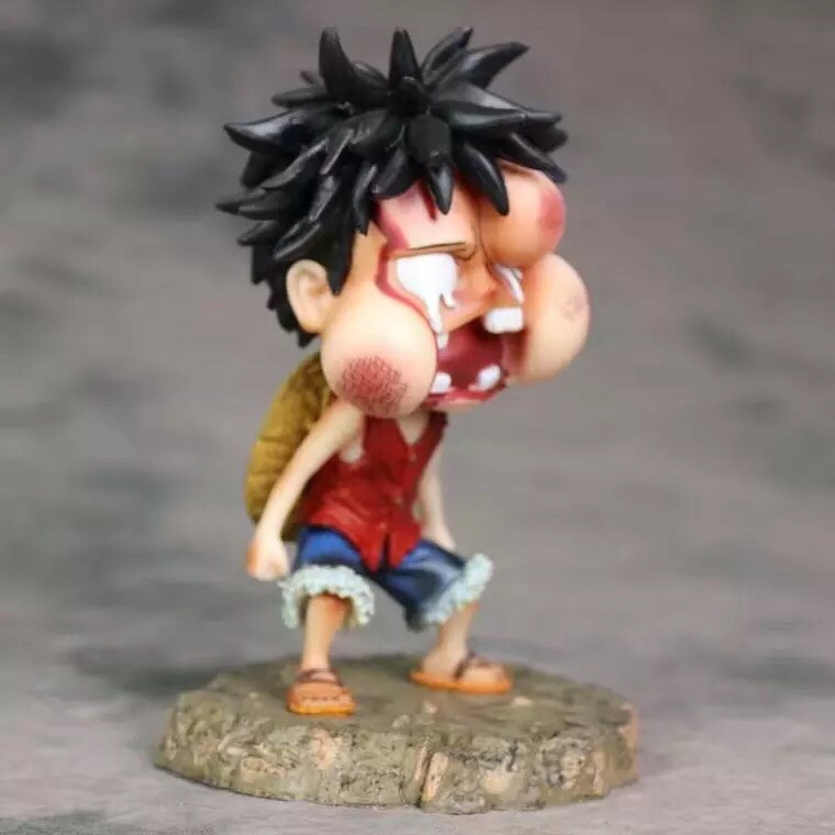 Mô hình luffy trong one piece bị đánh sưng mặt