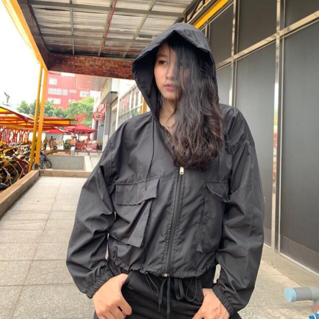 Áo khoác dù nữ có hai túi to