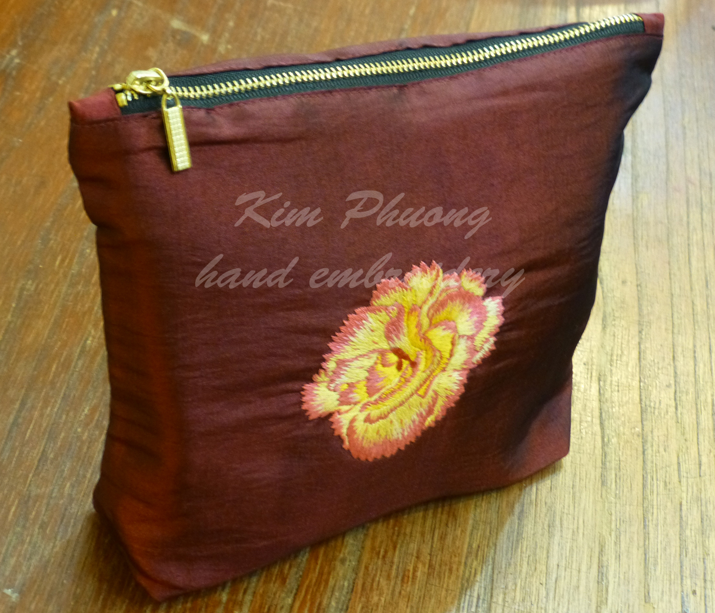 Túi mỹ phẩm thêu tay - Hoa cẩm chướng - Dài 22cm x Rộng 15cm x Cao 2.5cm - Đỏ Đậm