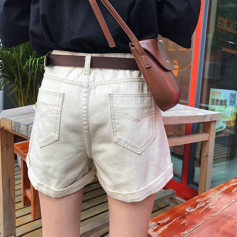 Quần shorts kem