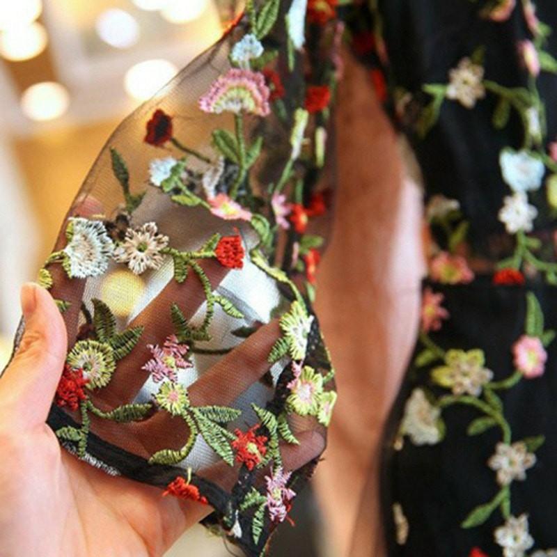 Đầm đi tiệc ren tay lỡ thêu hoa nhí