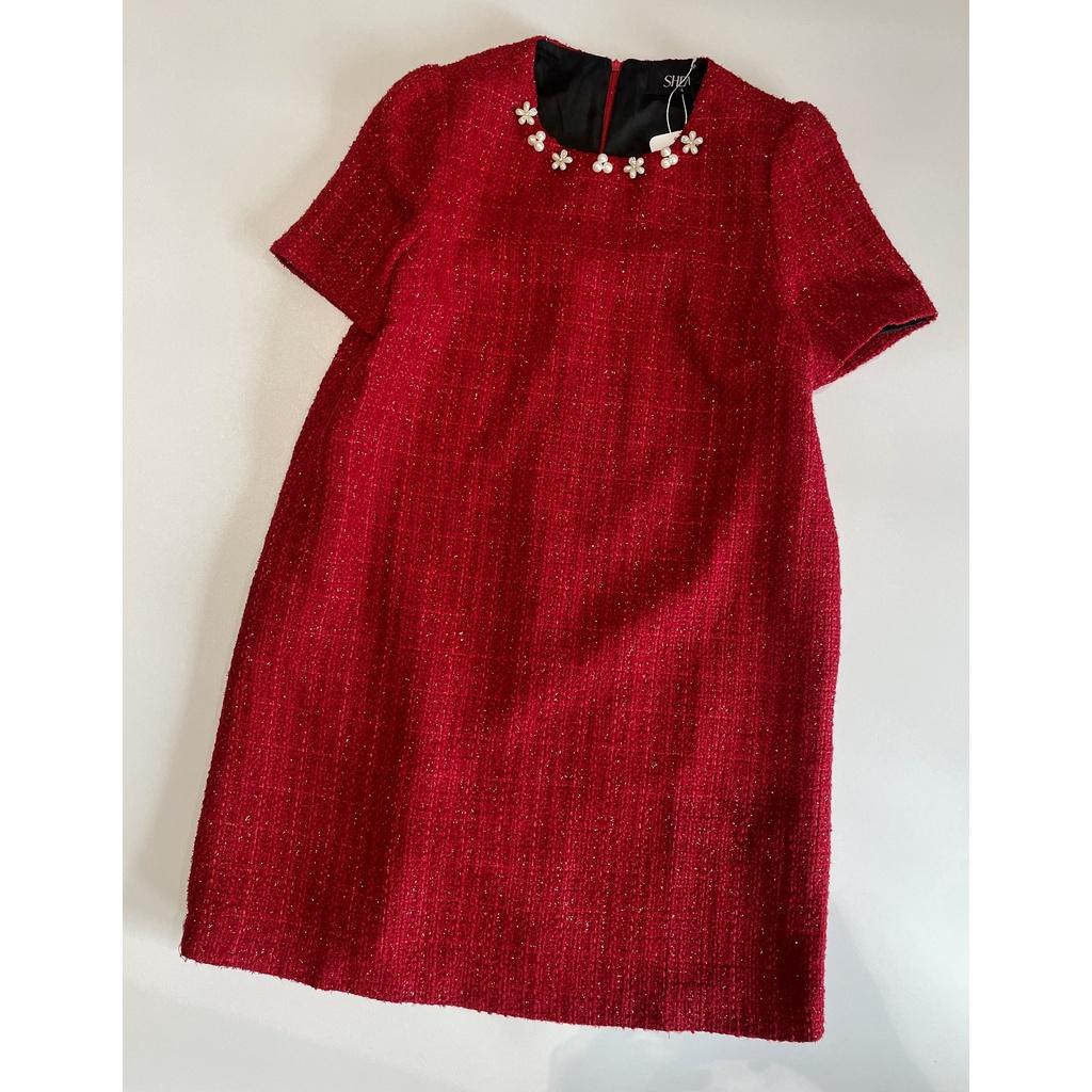 SHEAZ Đầm Dạ Tweed Đỏ Suông Dáng A Cổ Kết Trai Hoa Đá