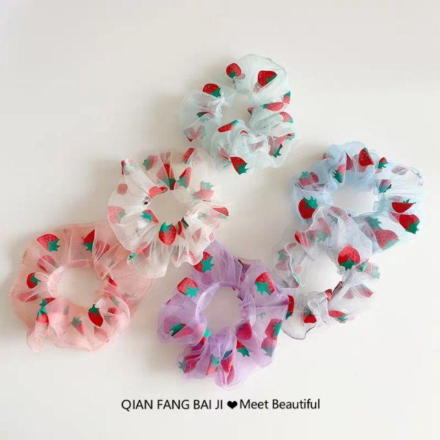 Buộc tóc scrunchies voan phối họa tiết trái dâu