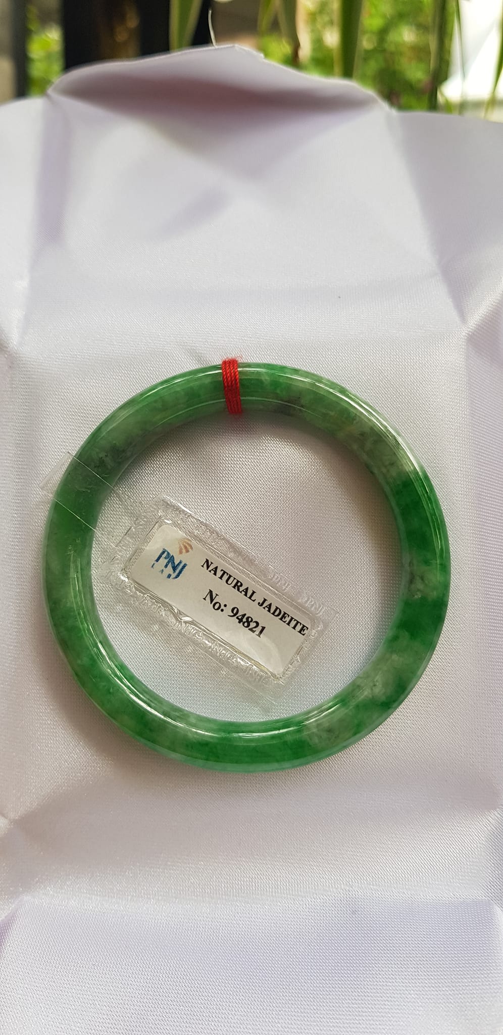 Vòng Cẩm Thạch tự nhiên Đậu Lý 48mm x cọng 7,2mm vòng kiểm định P No 94821 Màu Xanh lý tươi đậu bông trắng xíu vân phớt xám nhẹ rất xinh nữ tay nhỏ 35kg - 48kg đeo ạ
