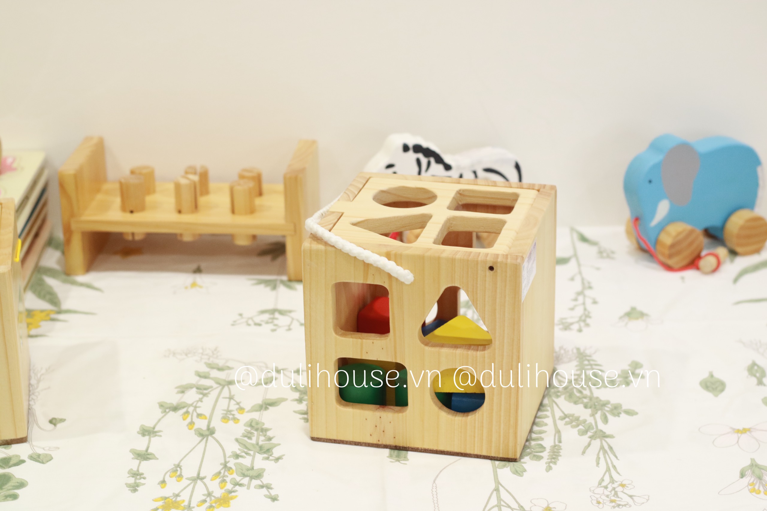 Hộp thả hình khối bằng Gỗ 4 màu 8 khối - Giúp bé tăng khả năng nhận biết Màu sắc, Hình khối và phát triển tư duy sớm - Sản xuất tại Việt Nam