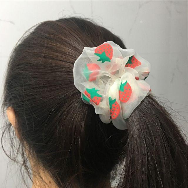 Buộc tóc scrunchies voan phối họa tiết trái dâu