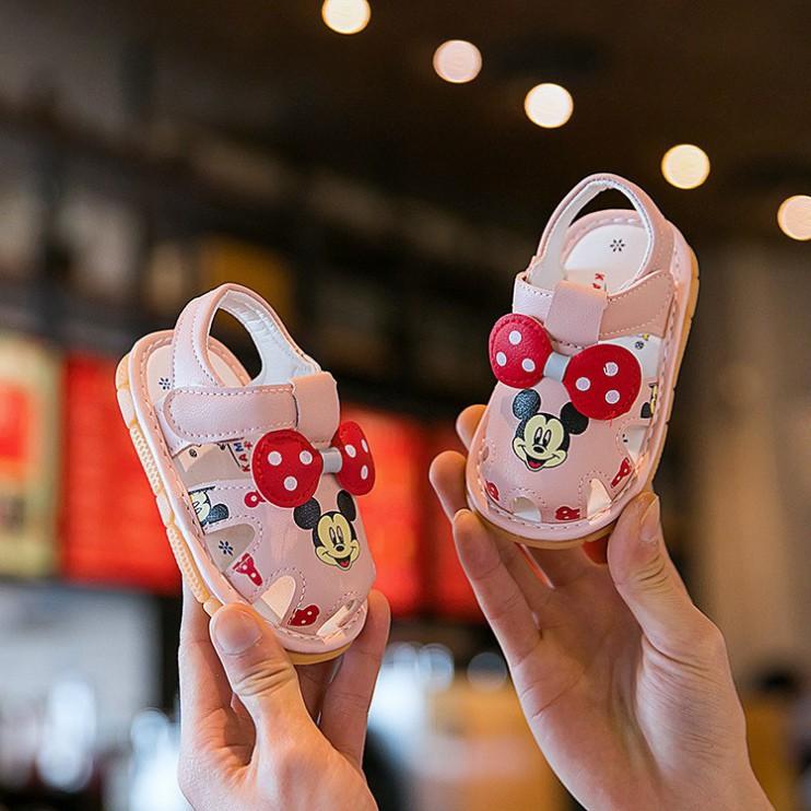 Giày tập đi - Sandal cho bé gái tập đi hình chuột Mickey Đeo Nơ đế mềm chống trơn trượt, phát tiếng kêu G32