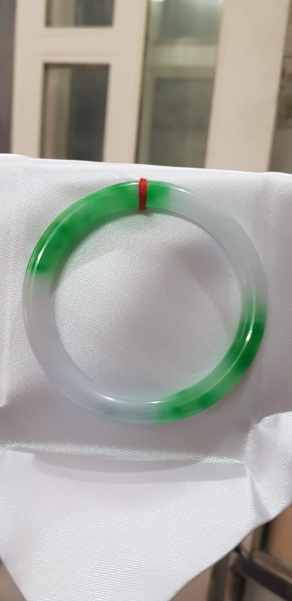 Vòng tay Nữ Đá Cẩm Thạch mới TR Lý 57 mm x cọng 7,5mm Màu Xanh lý tươi trắng 2 bên đều vòng đẹp Nữ 55kg - 64kg đeo đẹp món quà tặng chính mình và người thân đeo đẹp ạ