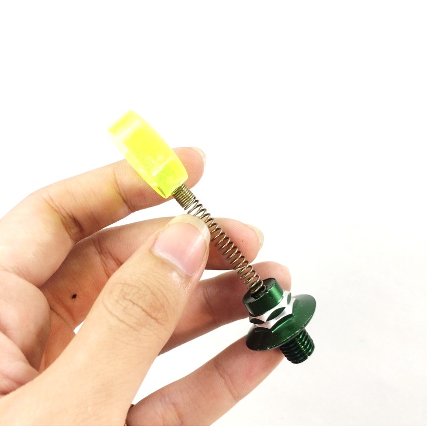 Ốc chân kính 10 ly lò xo lúc lắc dành cho xe máy màu vàng