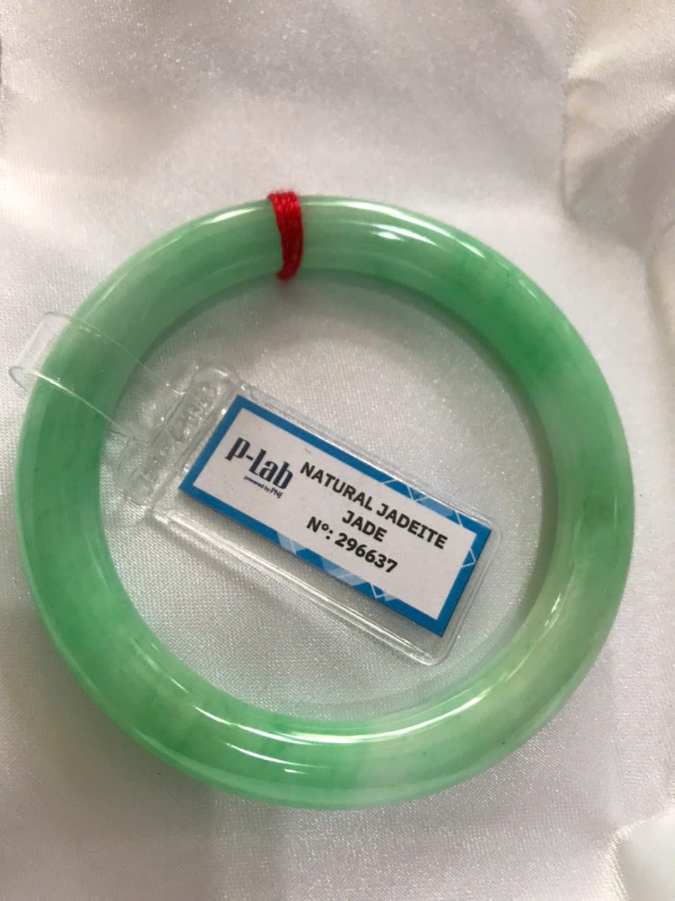 Chiếc Vòng Tay Đá Ngọc Cẩm Thạch Tự Nhiên Vip Lý Đẹp Ni 53mm x chột 8,2mm kiểm định kèm giấy chứng nhận P Lab Ni 296637 Màu Xanh Lý Tươi trắng xanh nhẹ bóng mượt sịn sang nữ 52kg - 60kg đeo ạ