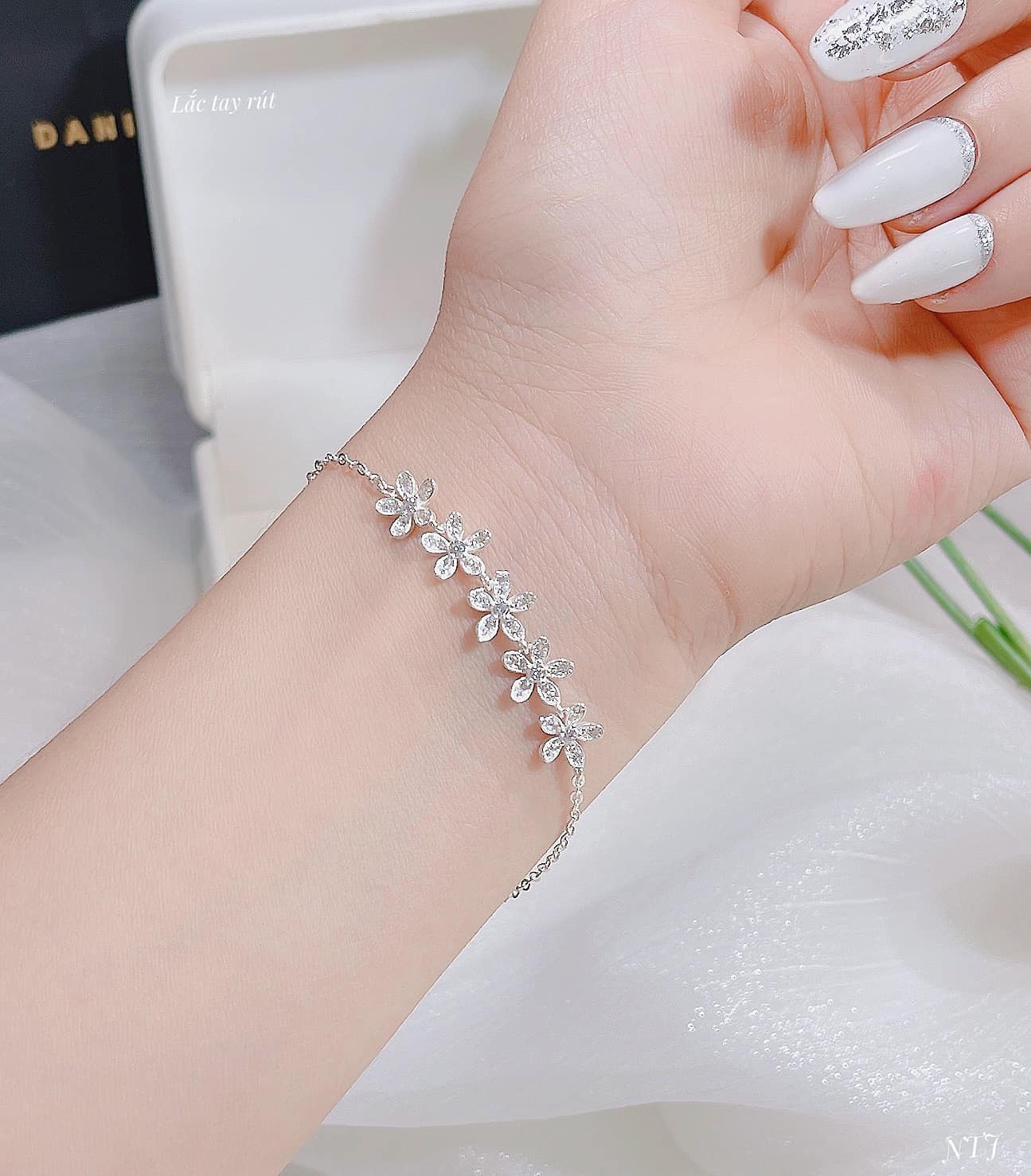 Lắc tay nữ thời trang chất liệu bằng bạc MS089