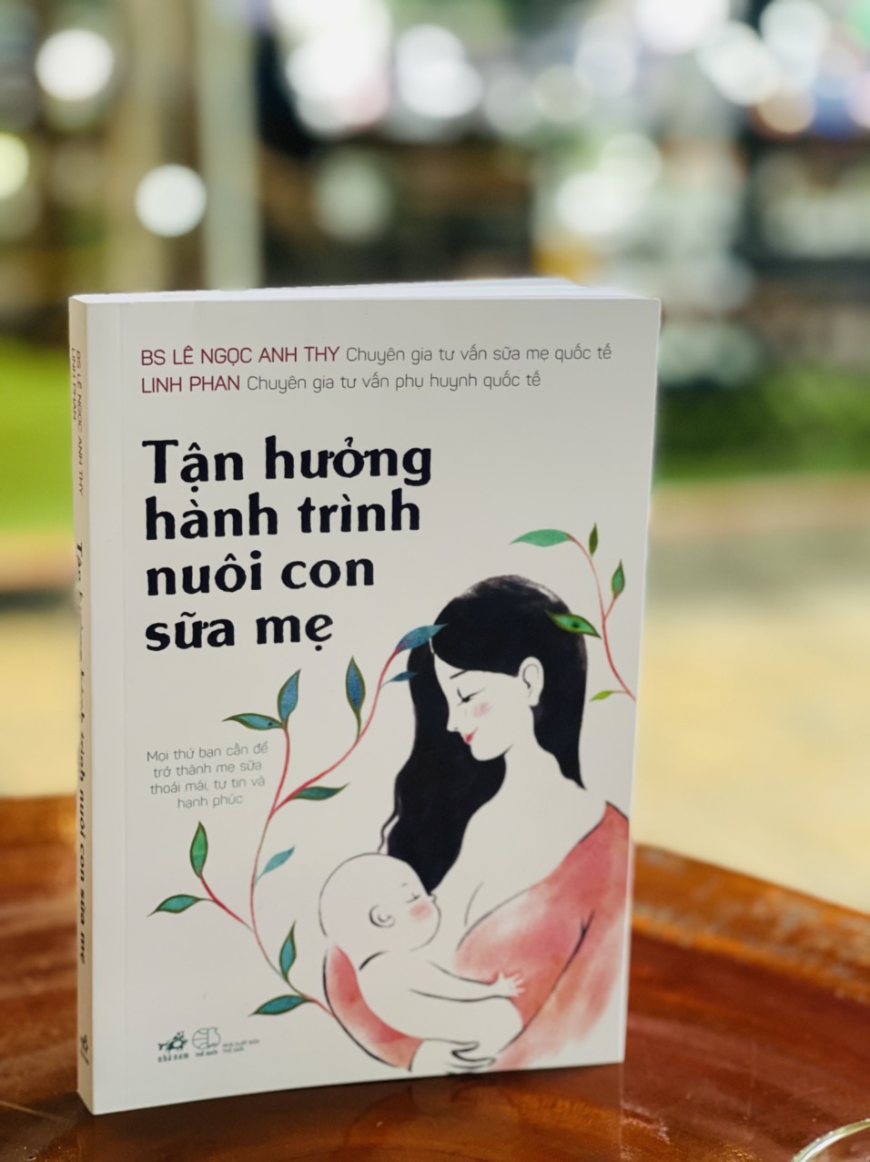 TẬN HƯỞNG HÀNH TRÌNH NUÔI CON SỮA MẸ - BS Lê Ngọc Anh Thy, Linh Phan - Nhã Nam – Nxb Thế Giới (bìa mềm)