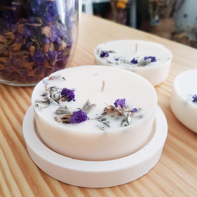 Nến thơm sáp đậu nành với tinh dầu cây Xô thơm Clary Sage, trang trí lá xô thơm trắng và hoa salem tím - 200ml