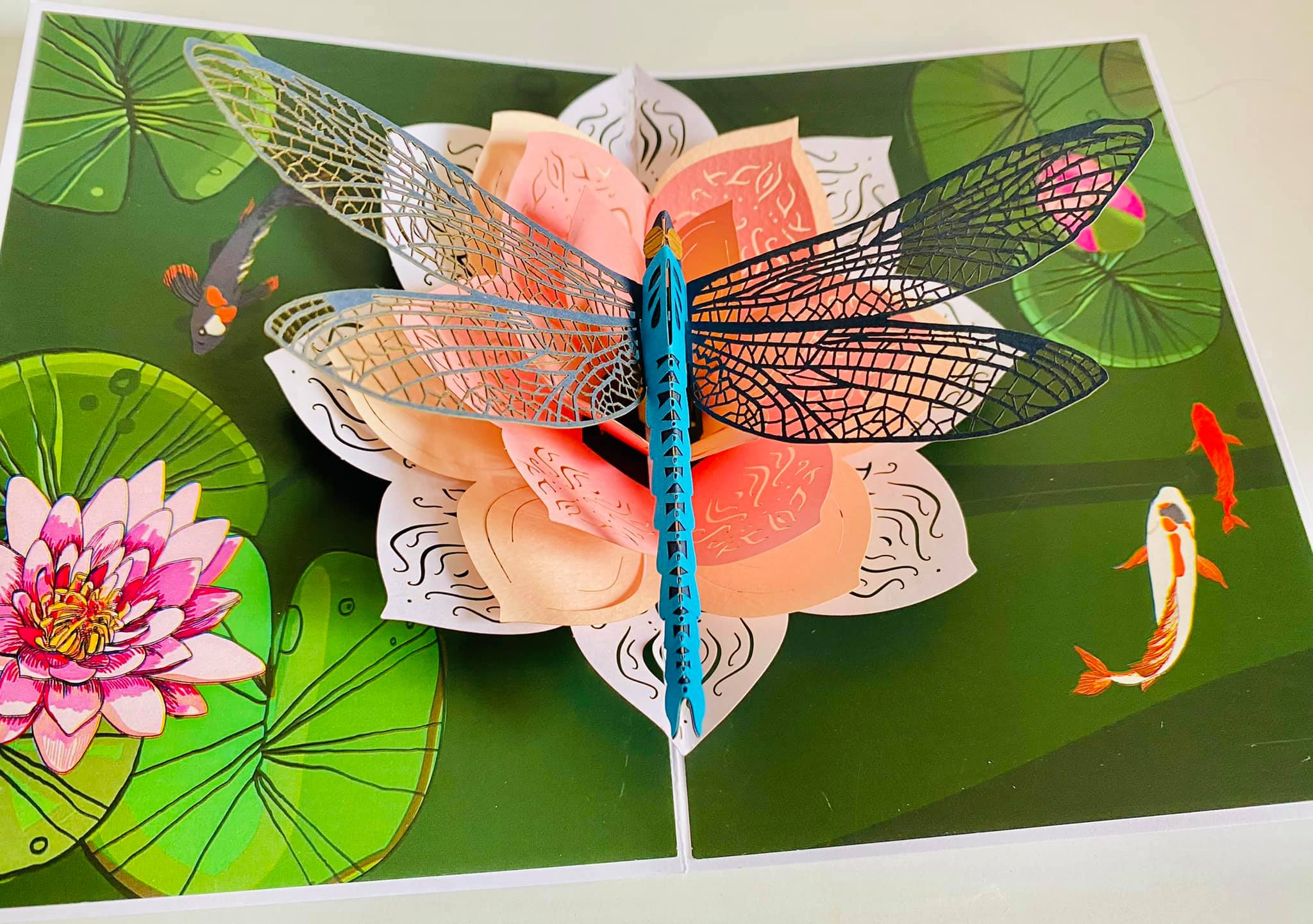Thiệp 3D Pop Up Chuồn Chuồn &amp; Hoa Sen – Thiệp Nghệ Thuật, Thiệp Chúc Mừng, Sinh Nhật, Độc Đáo, F21