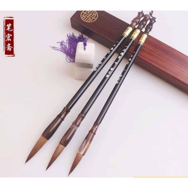 Bộ 3 bút giá 95k.Danh Phẩm: tinh phẩm lang hàoLông bút: lông sóiCán bút:xà cừ.