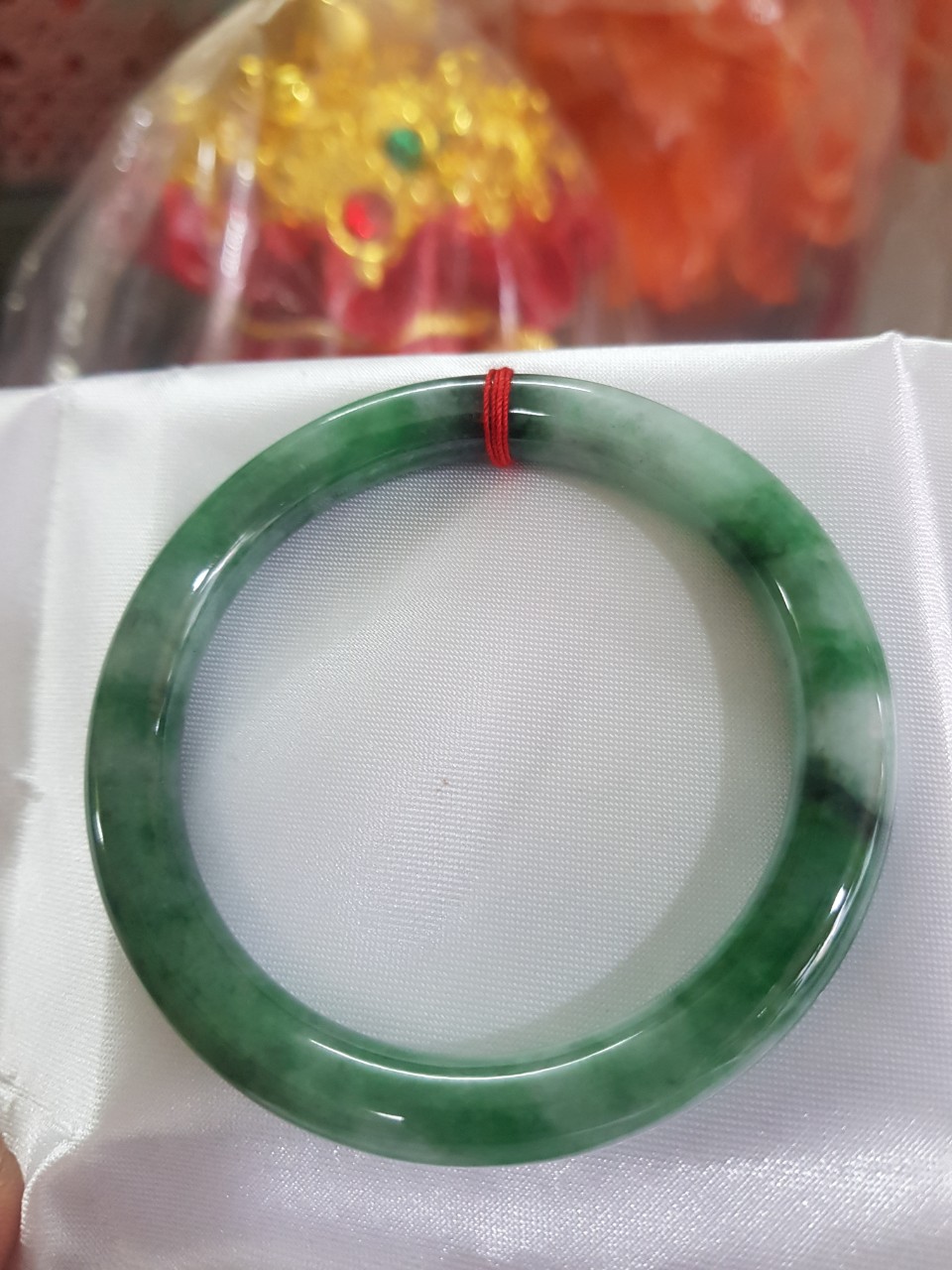 Vòng Cẩm Thạch tự nhiên mới cao cấp đẹp Đậu Lý Sịn Sao 54mm x cọng 8mm màu xanh đậu lý đậm nhạt điểm trắng nhẹ đẹp bóng nữ 53kg - 60kg đeo rất đẹp sang tay món quà tặng Mẹ , Vợ người thân ý nghĩa ạ
