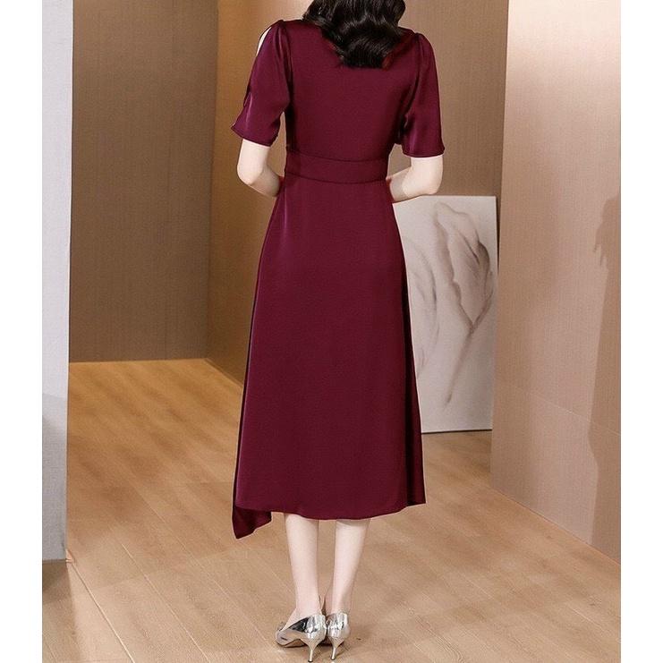 ĐẦM XÒE TRUNG NIÊN CỔ V ĐI TIỆC chất vải phi thun mềm mịn,đàn hồi nhẹ dễ mặc. Kiểu dáng đơn giản nhẹ nhàng,với thiết kế cổ v kèm lai xéo làm điểm nhấn,tạo nên chiếc đầm mang phong cách thời trang cách điệu,nhẹ nhàng và tính tính mà ko kém phần sang trọng
