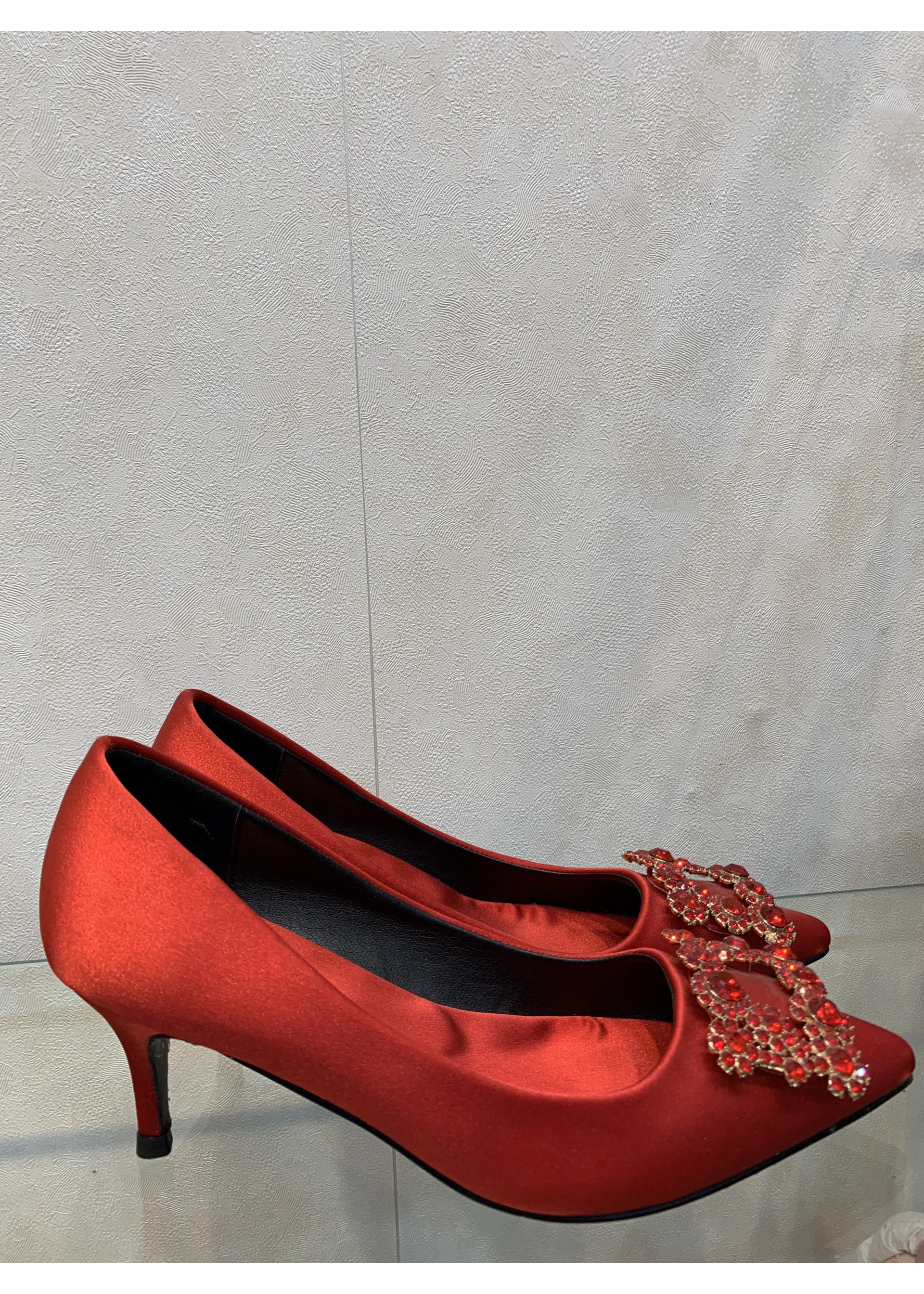 Giày cao gót đính đá màu đỏ