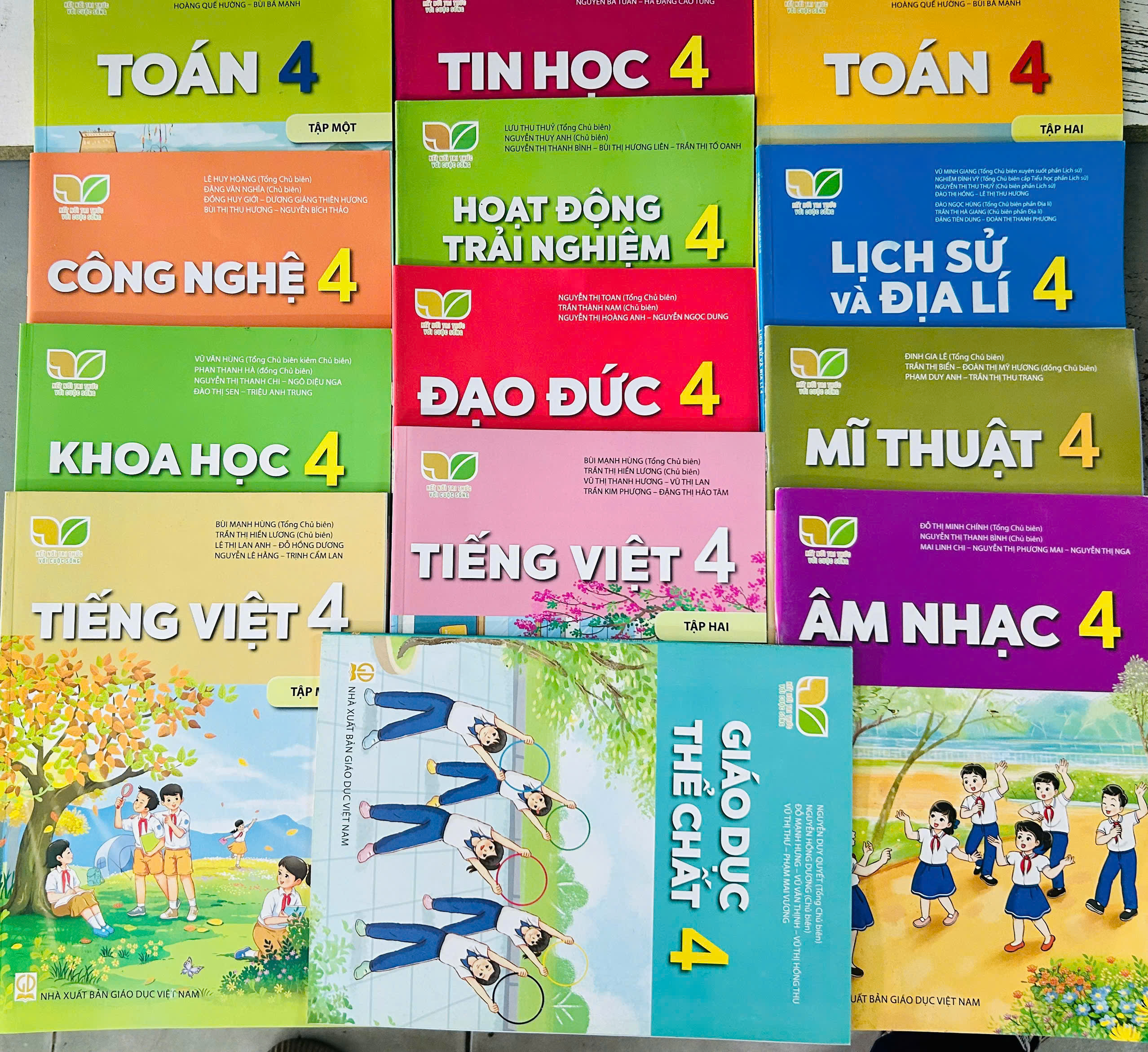 Bộ sách giáo khoa Lớp 4- Kết Nối Tri Thức Với Cuộc Sống (13 quyển- Kèm bìa nilong bao sách)