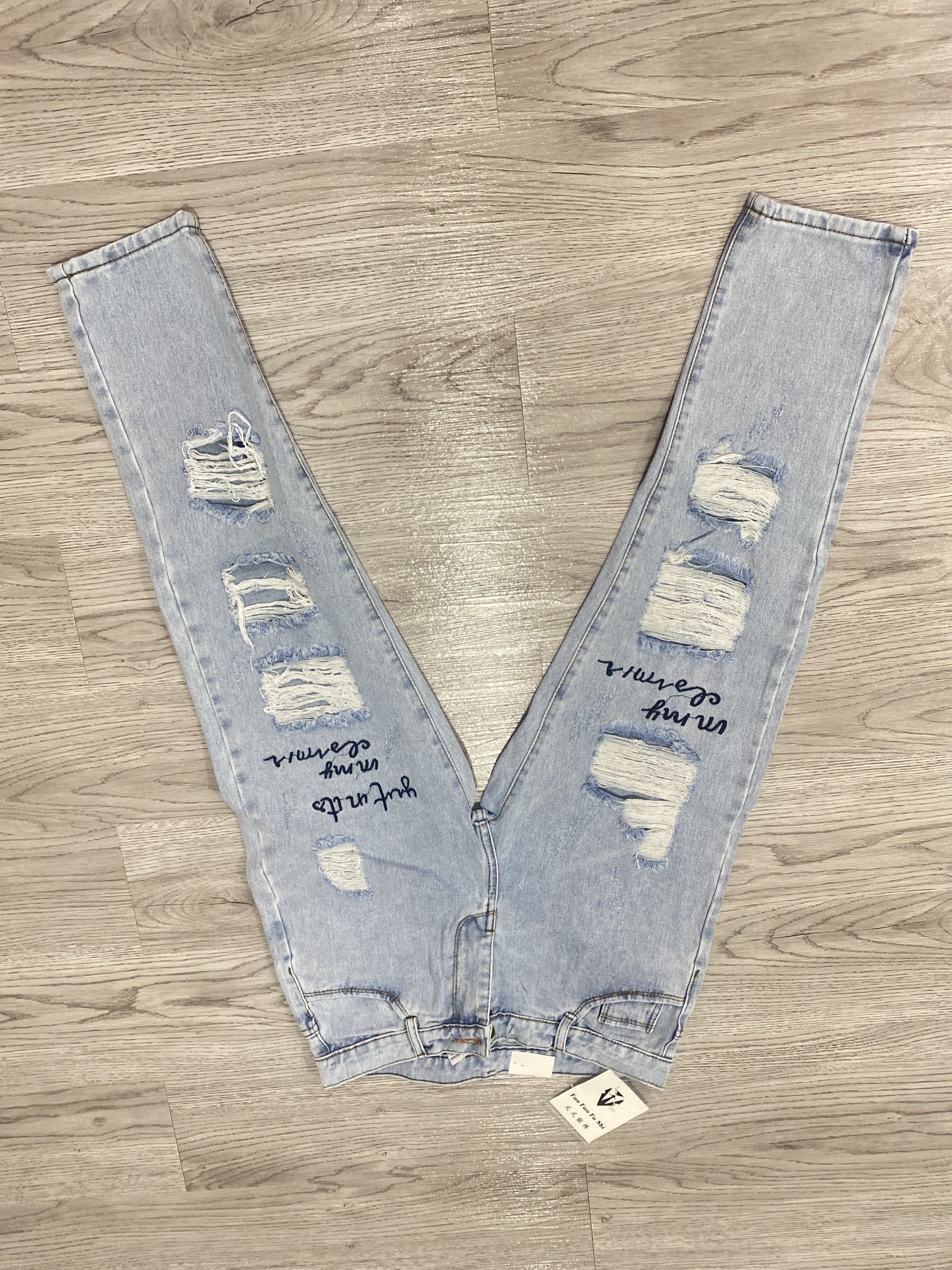 Quần jeans nam co dãn kiểu rách và thêu chữ đen săn lai thiết kế trẻ trung đơn điệu phá cách gồm 3 kích thước (M L XL) Julido mẫu QJN099701 phong cách hàn quốc