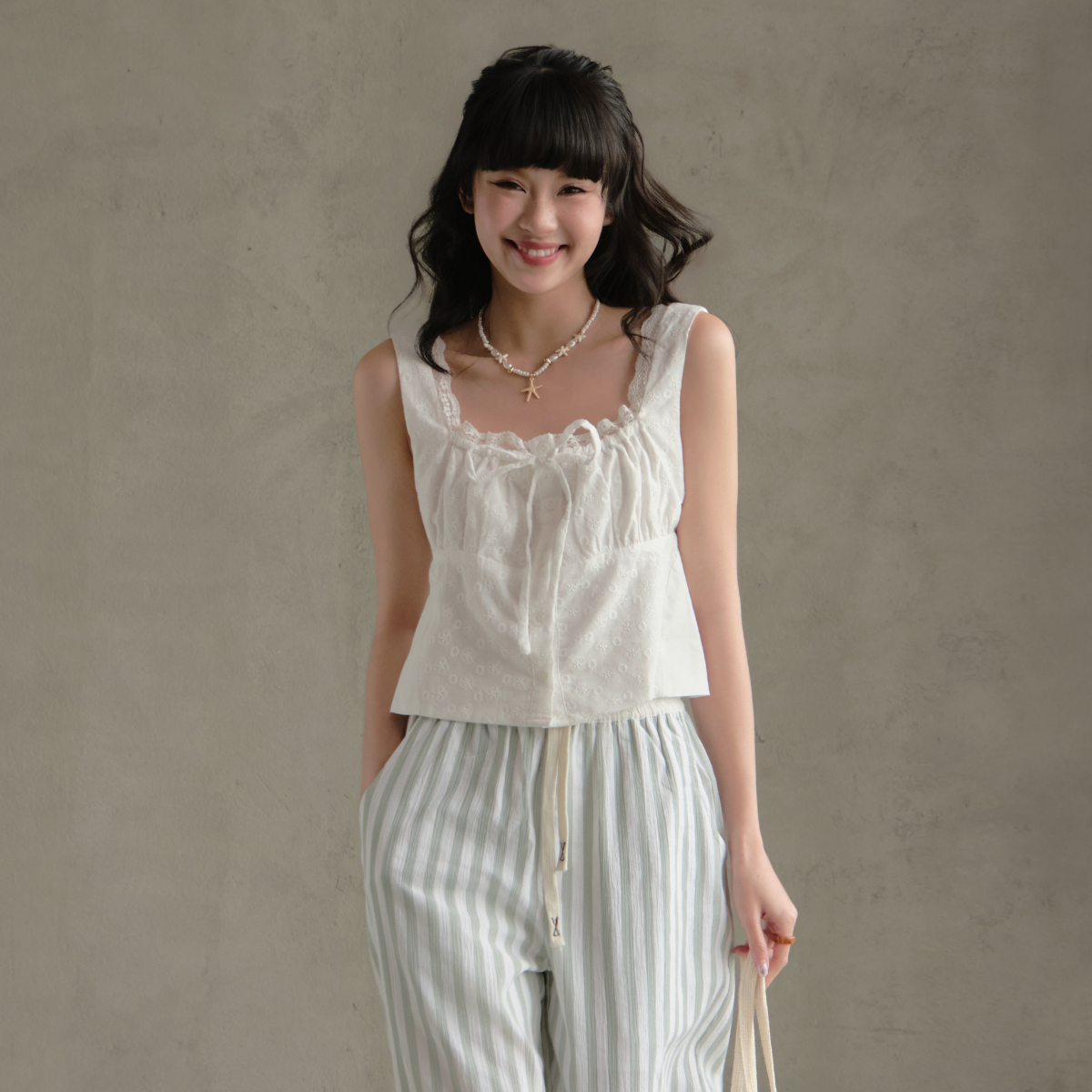 Áo 2 dây bản to cổ vuông thích hợp mùa hè đi biển Helga Miều Est.2013