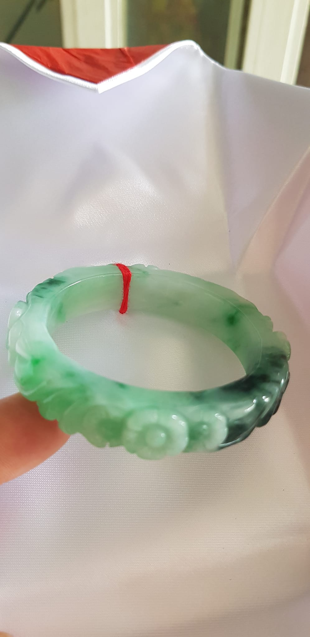 Vòng cẩm thạch tự nhiên chạm Bông Hoa Mai tròn mới đẹp tuyệt vời bản vuông Ni 48mm x cao 12mm x dầy 8mm 100% Đá cẩm thạch thiên nhiên màu Xanh ngọc bóng đẹp đều cả vòng điểm xanh sơn thủy đậm 1 góc thiệt đẹp Nữ 35kg - 48kg đeo ạ