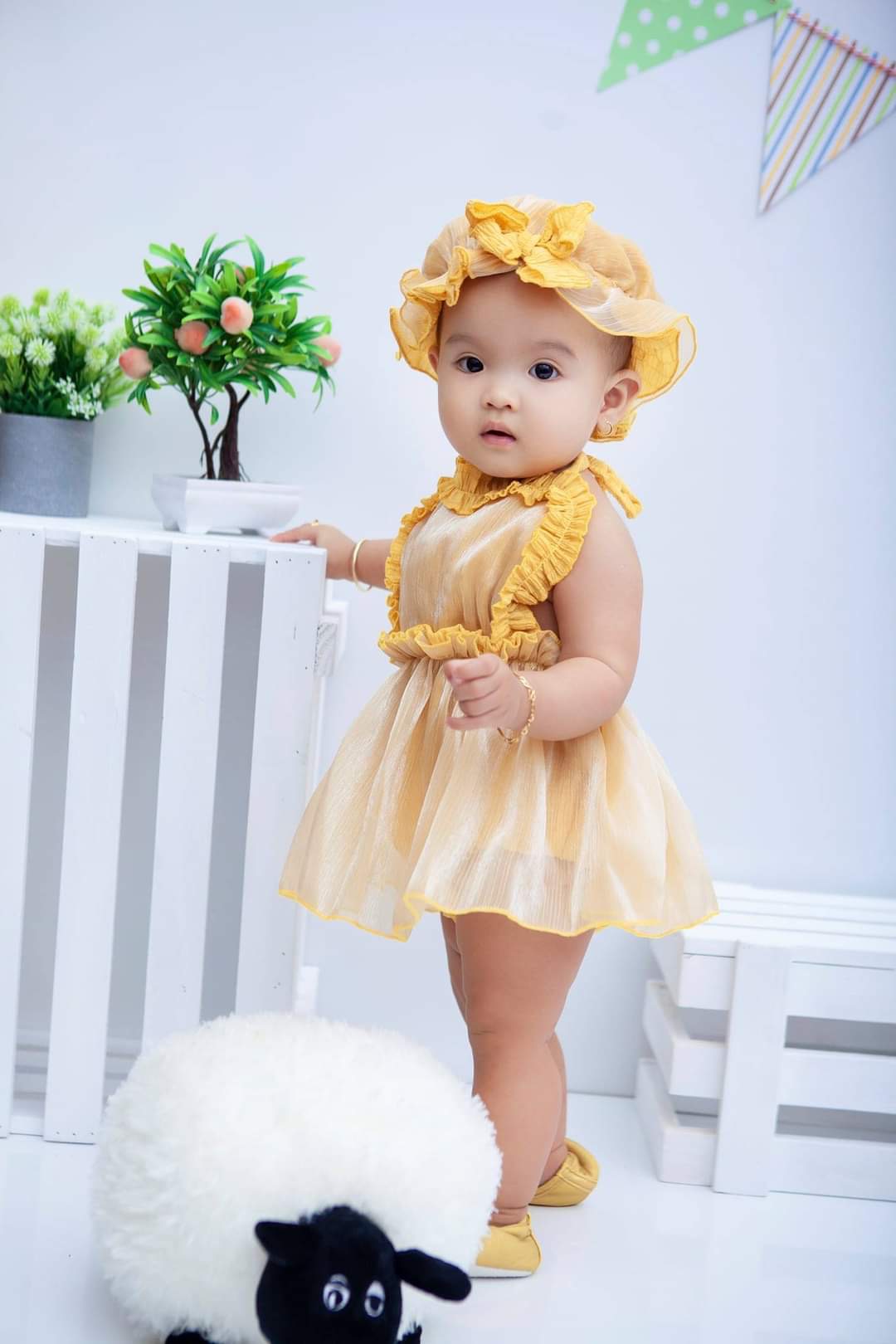 Body Yếm Vàng Bé Gái Sơ Sinh Đến 12kg, Bodysuit Tặng Nón Cho Bé Gái Chất Đũi Xốp Phối Tơ Ánh Nhũ Siêu Sang